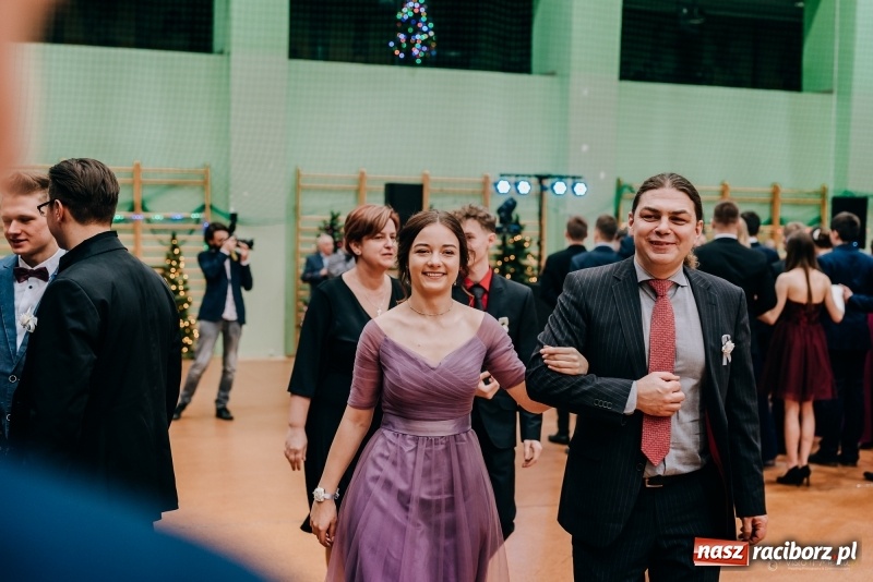 Zdjęcie w galerii na portalu naszraciborz.pl: Eleganckie panie, eleganccy panowie - bal maturalny raciborskiego Kasprowicza wiadomości z regionu