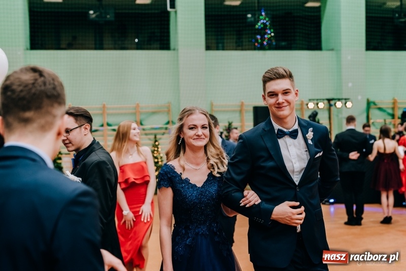 Zdjęcie w galerii na portalu naszraciborz.pl: Eleganckie panie, eleganccy panowie - bal maturalny raciborskiego Kasprowicza wiadomości z regionu