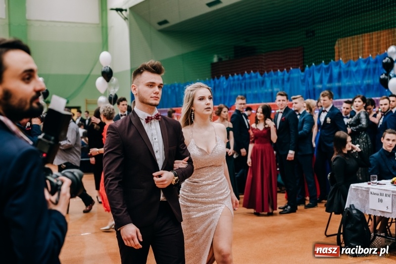 Zdjęcie w galerii na portalu naszraciborz.pl: Eleganckie panie, eleganccy panowie - bal maturalny raciborskiego Kasprowicza wiadomości z regionu