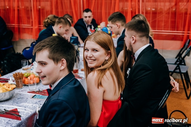 Zdjęcie w galerii na portalu naszraciborz.pl: Eleganckie panie, eleganccy panowie - bal maturalny raciborskiego Kasprowicza wiadomości z regionu