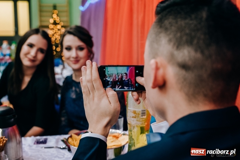 Zdjęcie w galerii na portalu naszraciborz.pl: Eleganckie panie, eleganccy panowie - bal maturalny raciborskiego Kasprowicza wiadomości z regionu