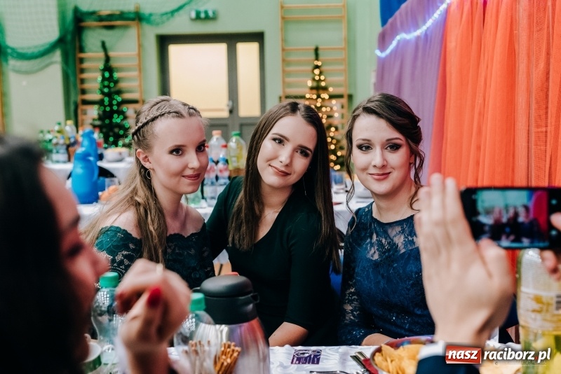 Zdjęcie w galerii na portalu naszraciborz.pl: Eleganckie panie, eleganccy panowie - bal maturalny raciborskiego Kasprowicza wiadomości z regionu