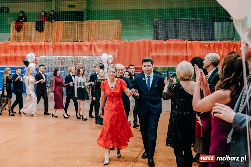 Zdjęcie w galerii na portalu naszraciborz.pl: Eleganckie panie, eleganccy panowie - bal maturalny raciborskiego Kasprowicza wiadomości z regionu