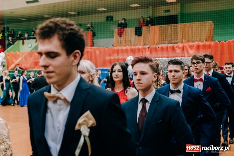 Zdjęcie w galerii na portalu naszraciborz.pl: Eleganckie panie, eleganccy panowie - bal maturalny raciborskiego Kasprowicza wiadomości z regionu