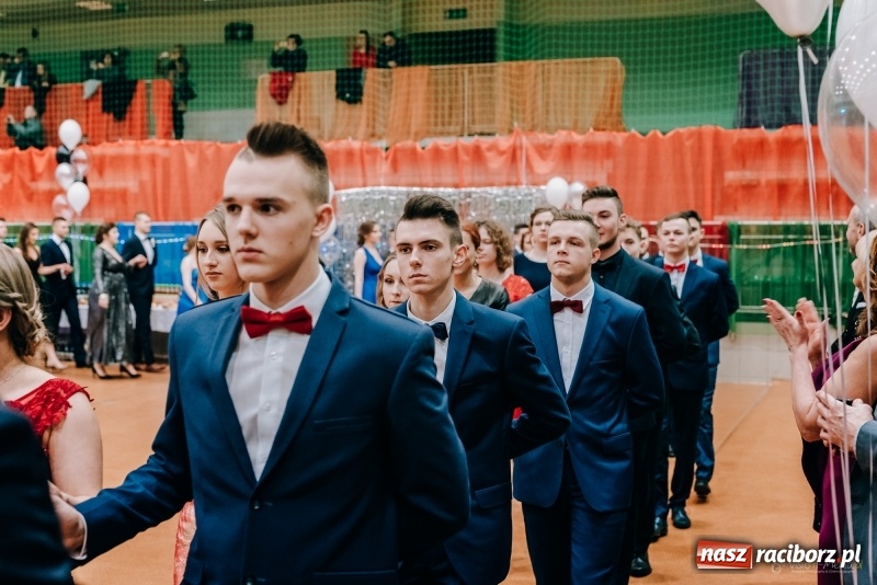 Zdjęcie w galerii na portalu naszraciborz.pl: Eleganckie panie, eleganccy panowie - bal maturalny raciborskiego Kasprowicza wiadomości z regionu