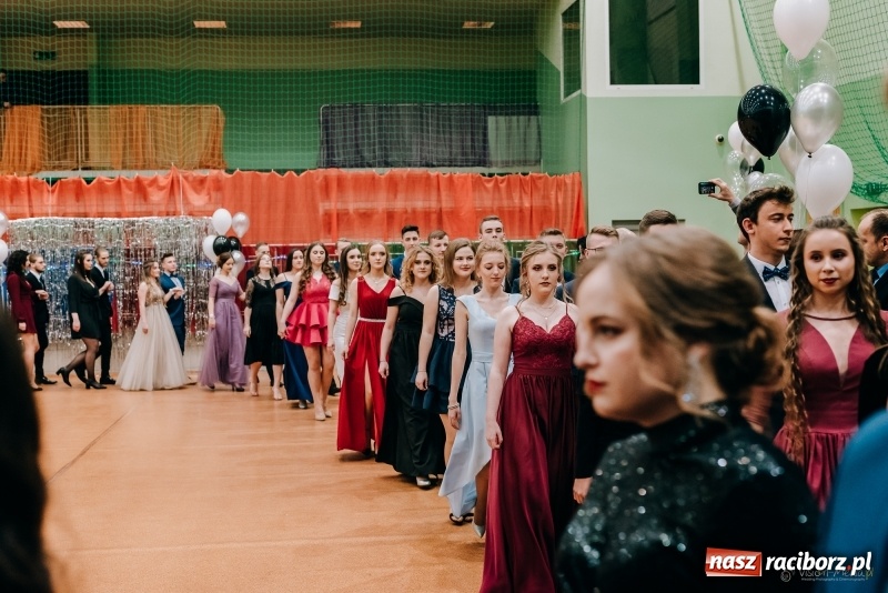 Zdjęcie w galerii na portalu naszraciborz.pl: Eleganckie panie, eleganccy panowie - bal maturalny raciborskiego Kasprowicza wiadomości z regionu