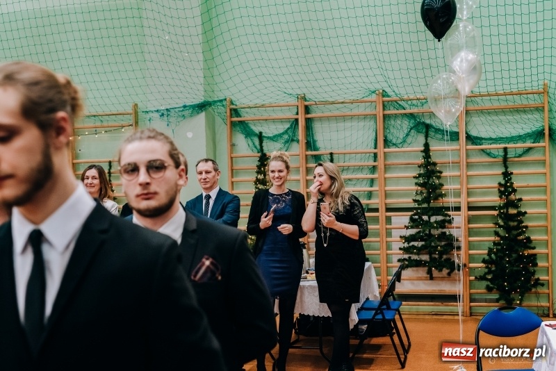 Zdjęcie w galerii na portalu naszraciborz.pl: Eleganckie panie, eleganccy panowie - bal maturalny raciborskiego Kasprowicza wiadomości z regionu