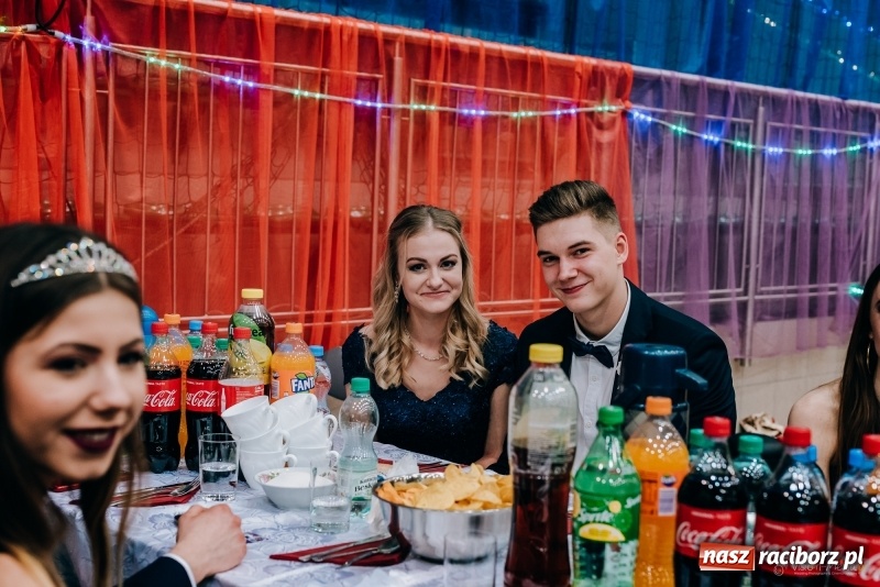 Zdjęcie w galerii na portalu naszraciborz.pl: Eleganckie panie, eleganccy panowie - bal maturalny raciborskiego Kasprowicza wiadomości z regionu