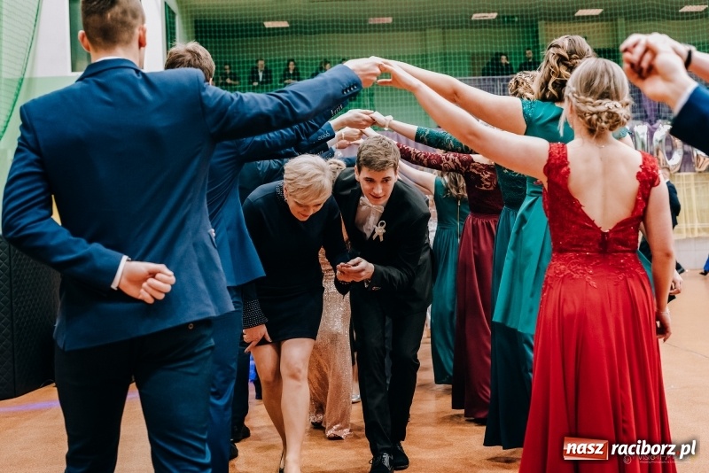 Zdjęcie w galerii na portalu naszraciborz.pl: Eleganckie panie, eleganccy panowie - bal maturalny raciborskiego Kasprowicza wiadomości z regionu