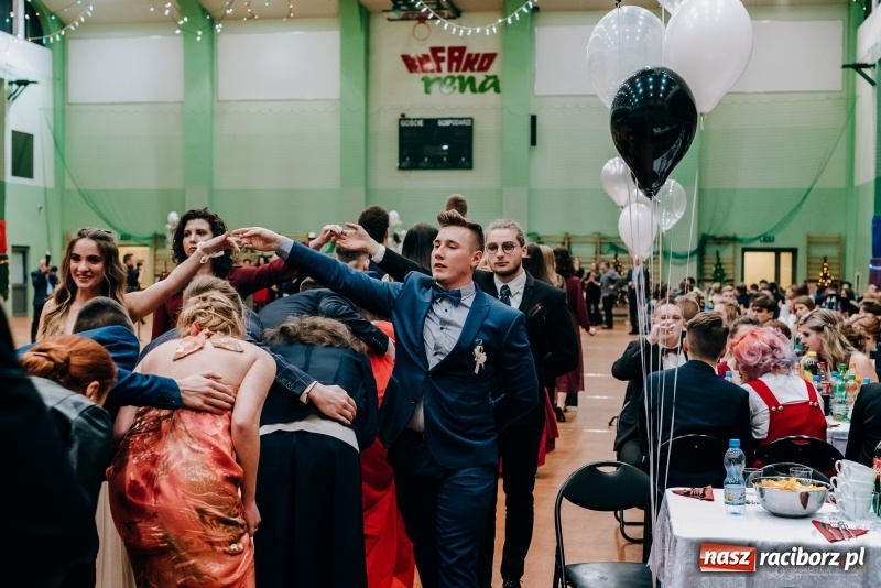 Zdjęcie w galerii na portalu naszraciborz.pl: Eleganckie panie, eleganccy panowie - bal maturalny raciborskiego Kasprowicza wiadomości z regionu
