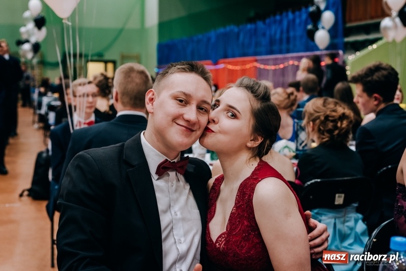 Zdjęcie w galerii na portalu naszraciborz.pl: Eleganckie panie, eleganccy panowie - bal maturalny raciborskiego Kasprowicza wiadomości z regionu