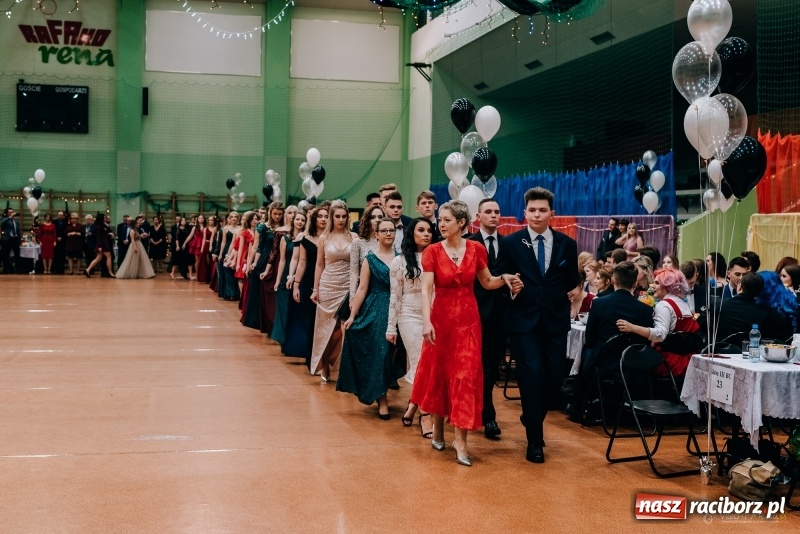 Zdjęcie w galerii na portalu naszraciborz.pl: Eleganckie panie, eleganccy panowie - bal maturalny raciborskiego Kasprowicza wiadomości z regionu