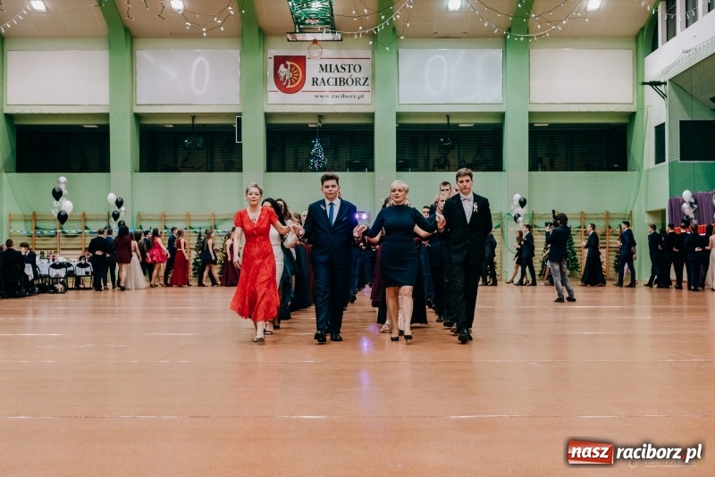 Zdjęcie w galerii na portalu naszraciborz.pl: Eleganckie panie, eleganccy panowie - bal maturalny raciborskiego Kasprowicza wiadomości z regionu