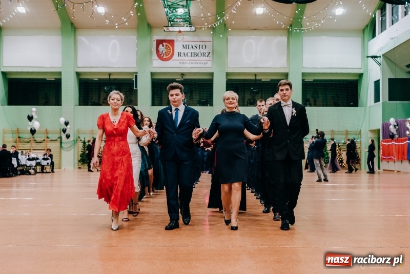 Zdjęcie w galerii na portalu naszraciborz.pl: Eleganckie panie, eleganccy panowie - bal maturalny raciborskiego Kasprowicza wiadomości z regionu