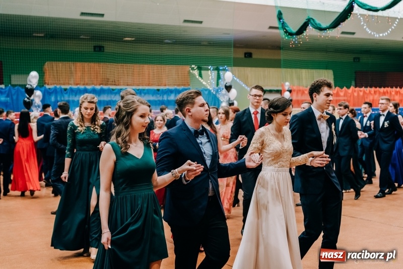 Zdjęcie w galerii na portalu naszraciborz.pl: Eleganckie panie, eleganccy panowie - bal maturalny raciborskiego Kasprowicza wiadomości z regionu