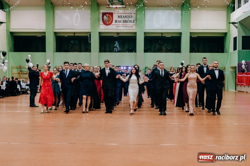 Zdjęcie w galerii na portalu naszraciborz.pl: Eleganckie panie, eleganccy panowie - bal maturalny raciborskiego Kasprowicza wiadomości z regionu