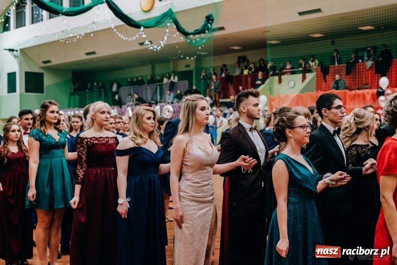 Zdjęcie w galerii na portalu naszraciborz.pl: Eleganckie panie, eleganccy panowie - bal maturalny raciborskiego Kasprowicza wiadomości z regionu