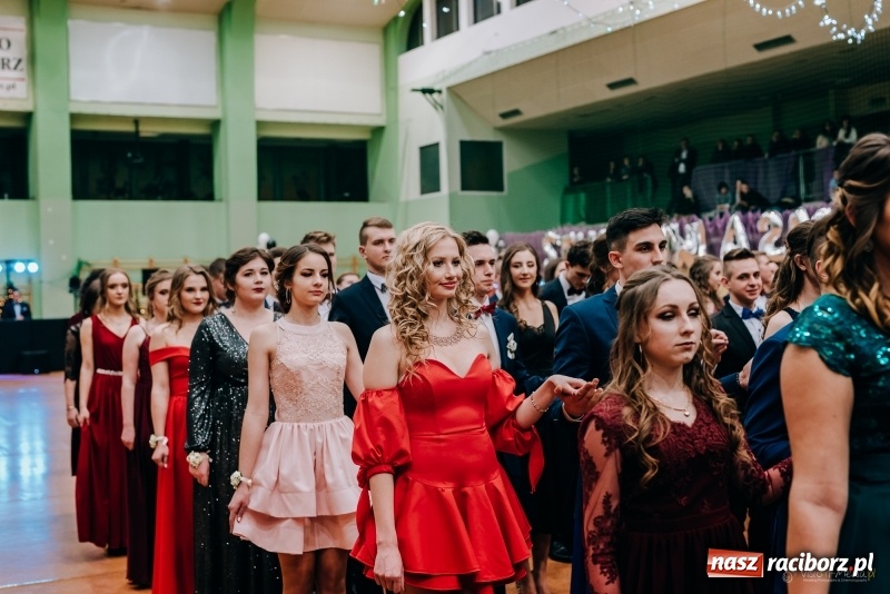 Zdjęcie w galerii na portalu naszraciborz.pl: Eleganckie panie, eleganccy panowie - bal maturalny raciborskiego Kasprowicza wiadomości z regionu