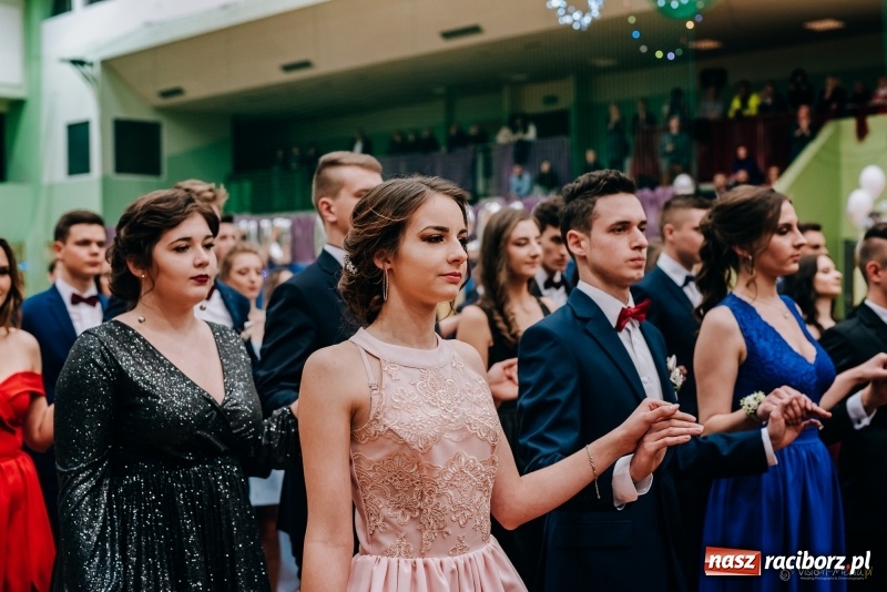 Zdjęcie w galerii na portalu naszraciborz.pl: Eleganckie panie, eleganccy panowie - bal maturalny raciborskiego Kasprowicza wiadomości z regionu