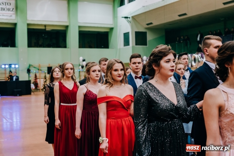 Zdjęcie w galerii na portalu naszraciborz.pl: Eleganckie panie, eleganccy panowie - bal maturalny raciborskiego Kasprowicza wiadomości z regionu