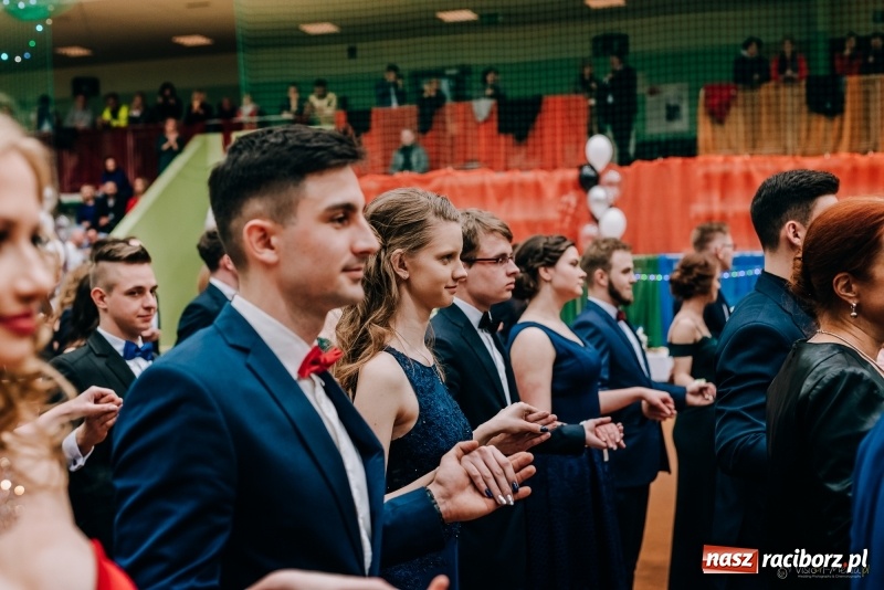 Zdjęcie w galerii na portalu naszraciborz.pl: Eleganckie panie, eleganccy panowie - bal maturalny raciborskiego Kasprowicza wiadomości z regionu
