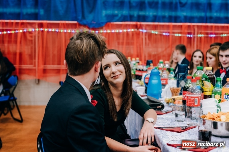 Zdjęcie w galerii na portalu naszraciborz.pl: Eleganckie panie, eleganccy panowie - bal maturalny raciborskiego Kasprowicza wiadomości z regionu