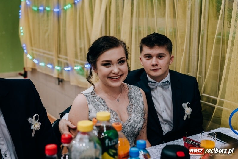 Zdjęcie w galerii na portalu naszraciborz.pl: Eleganckie panie, eleganccy panowie - bal maturalny raciborskiego Kasprowicza wiadomości z regionu