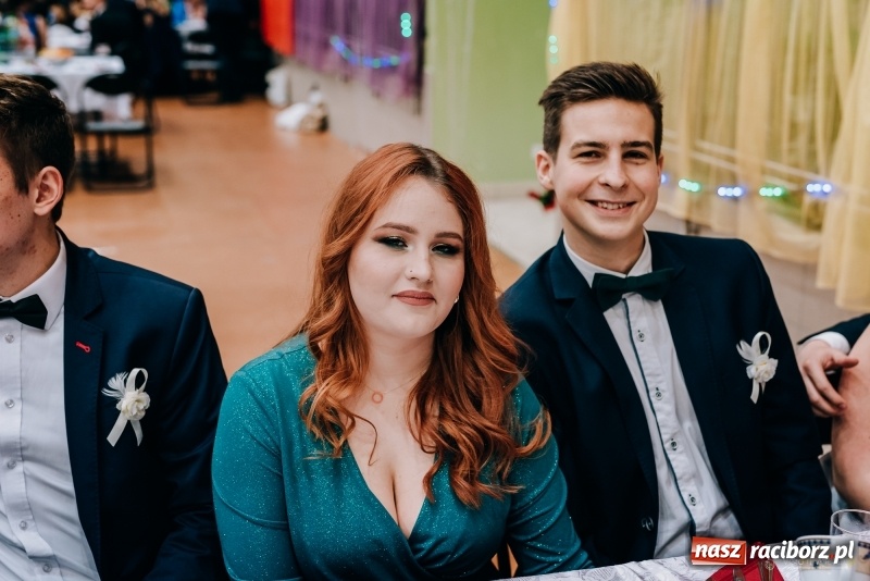 Zdjęcie w galerii na portalu naszraciborz.pl: Eleganckie panie, eleganccy panowie - bal maturalny raciborskiego Kasprowicza wiadomości z regionu