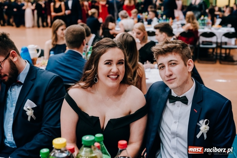 Zdjęcie w galerii na portalu naszraciborz.pl: Eleganckie panie, eleganccy panowie - bal maturalny raciborskiego Kasprowicza wiadomości z regionu