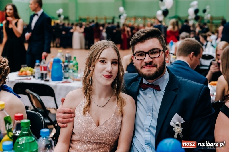 Zdjęcie w galerii na portalu naszraciborz.pl: Eleganckie panie, eleganccy panowie - bal maturalny raciborskiego Kasprowicza wiadomości z regionu