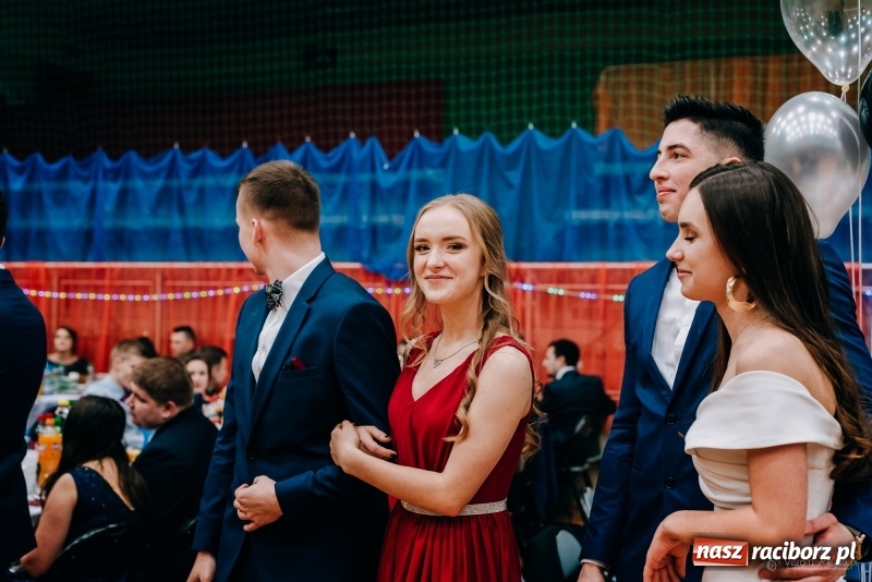 Zdjęcie w galerii na portalu naszraciborz.pl: Eleganckie panie, eleganccy panowie - bal maturalny raciborskiego Kasprowicza wiadomości z regionu