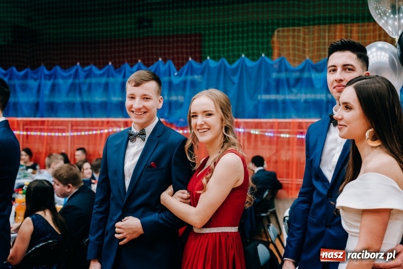 Zdjęcie w galerii na portalu naszraciborz.pl: Eleganckie panie, eleganccy panowie - bal maturalny raciborskiego Kasprowicza wiadomości z regionu