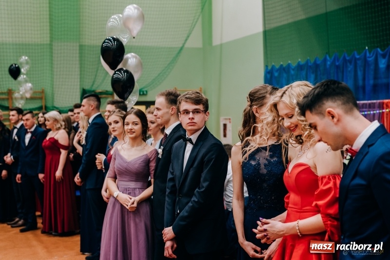 Zdjęcie w galerii na portalu naszraciborz.pl: Eleganckie panie, eleganccy panowie - bal maturalny raciborskiego Kasprowicza wiadomości z regionu