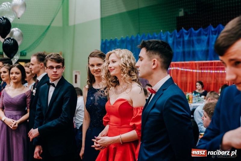Zdjęcie w galerii na portalu naszraciborz.pl: Eleganckie panie, eleganccy panowie - bal maturalny raciborskiego Kasprowicza wiadomości z regionu