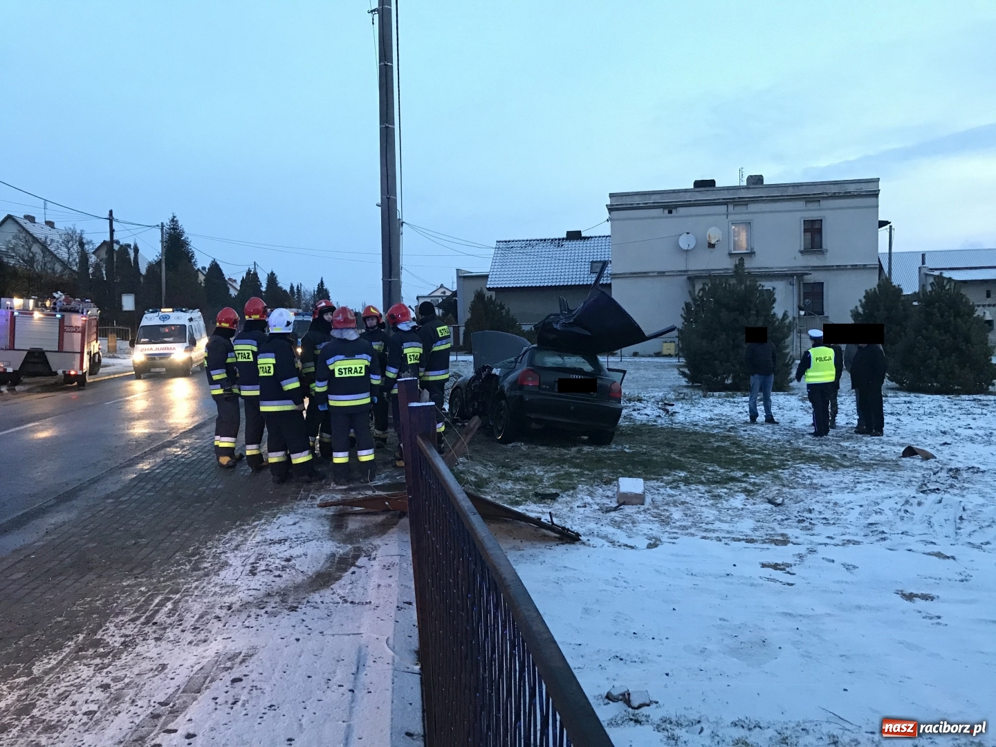 Zdjęcie w galerii na portalu naszraciborz.pl: DK 45 Racibórz-Opole. Pięć osób w szpitalu po wypadku na Hulczyńskiej  wiadomości z regionu