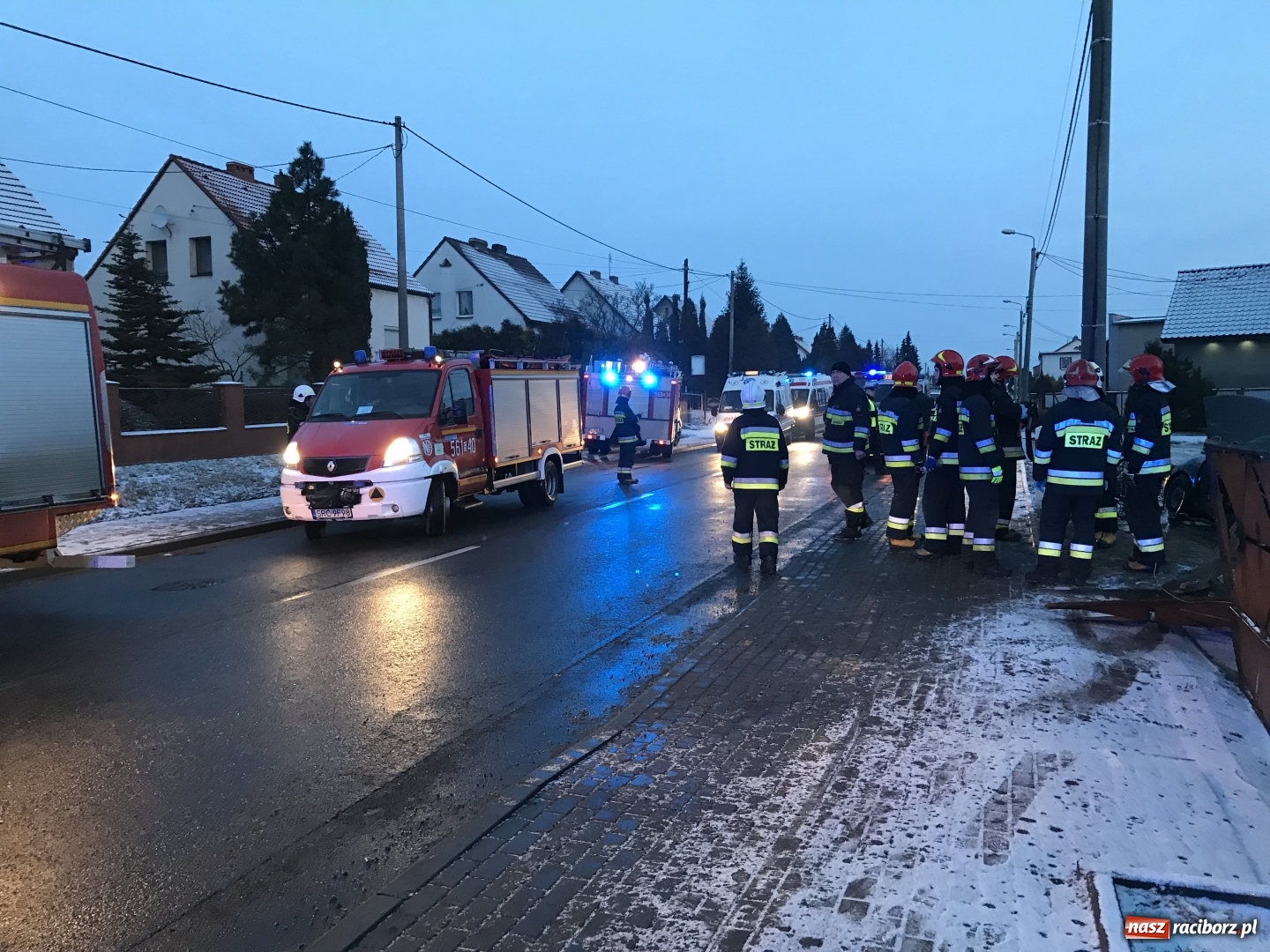 Zdjęcie w galerii na portalu naszraciborz.pl: DK 45 Racibórz-Opole. Pięć osób w szpitalu po wypadku na Hulczyńskiej  wiadomości z regionu