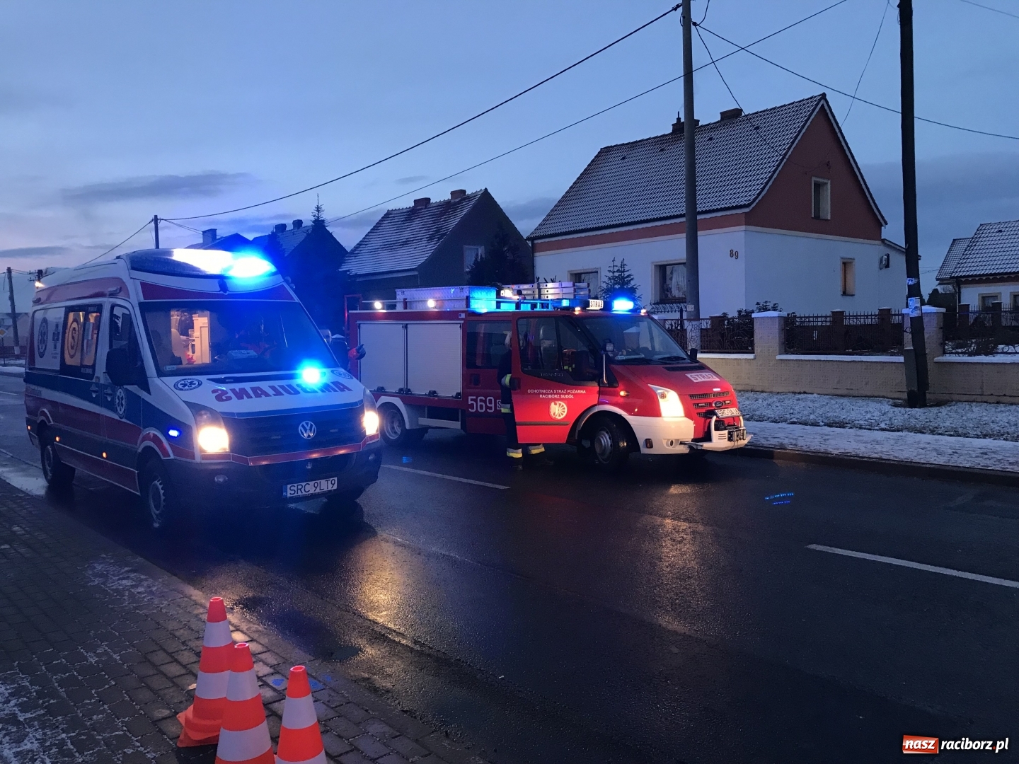 Zdjęcie w galerii na portalu naszraciborz.pl: DK 45 Racibórz-Opole. Pięć osób w szpitalu po wypadku na Hulczyńskiej  wiadomości z regionu