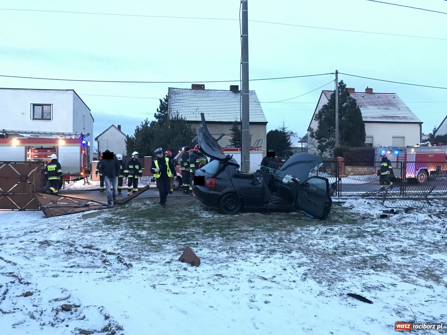 Zdjęcie w galerii na portalu naszraciborz.pl: DK 45 Racibórz-Opole. Pięć osób w szpitalu po wypadku na Hulczyńskiej  wiadomości z regionu