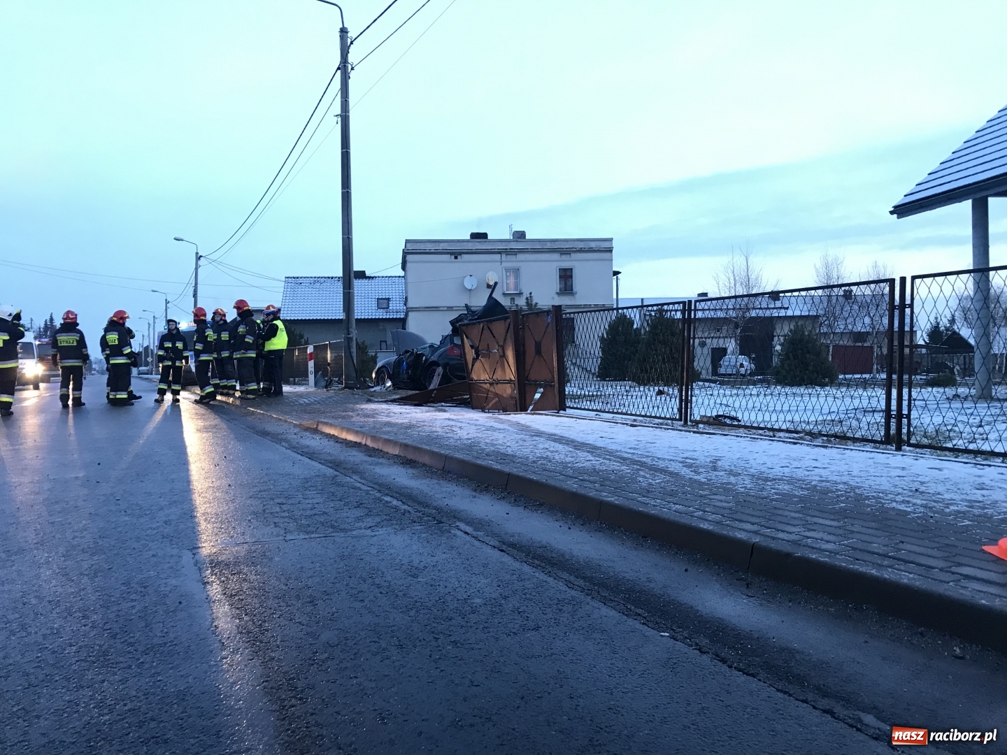 Zdjęcie w galerii na portalu naszraciborz.pl: DK 45 Racibórz-Opole. Pięć osób w szpitalu po wypadku na Hulczyńskiej  wiadomości z regionu