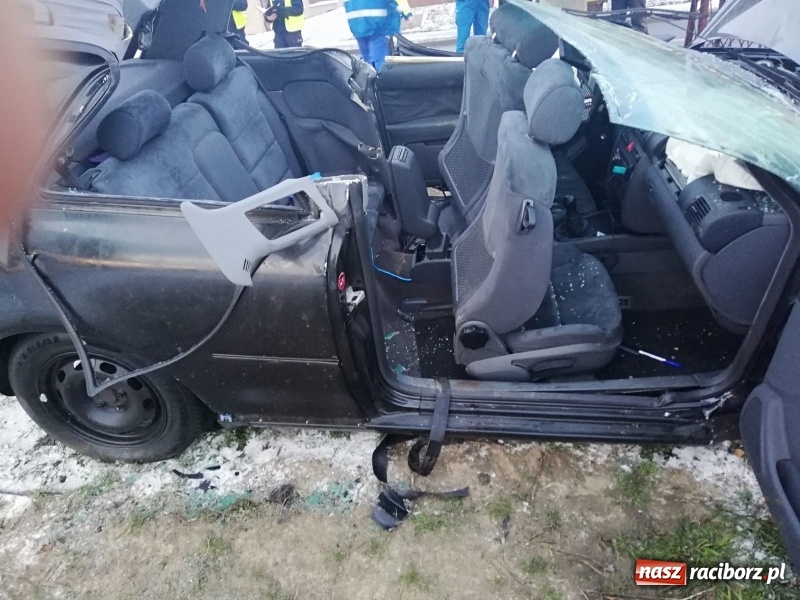 Zdjęcie w galerii na portalu naszraciborz.pl: DK 45 Racibórz-Opole. Pięć osób w szpitalu po wypadku na Hulczyńskiej  wiadomości z regionu