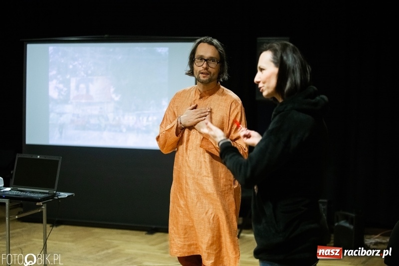 Zdjęcie w galerii na portalu naszraciborz.pl: Spotkanie i warsztaty z Joginem Śmiechu w RCK wiadomości z regionu