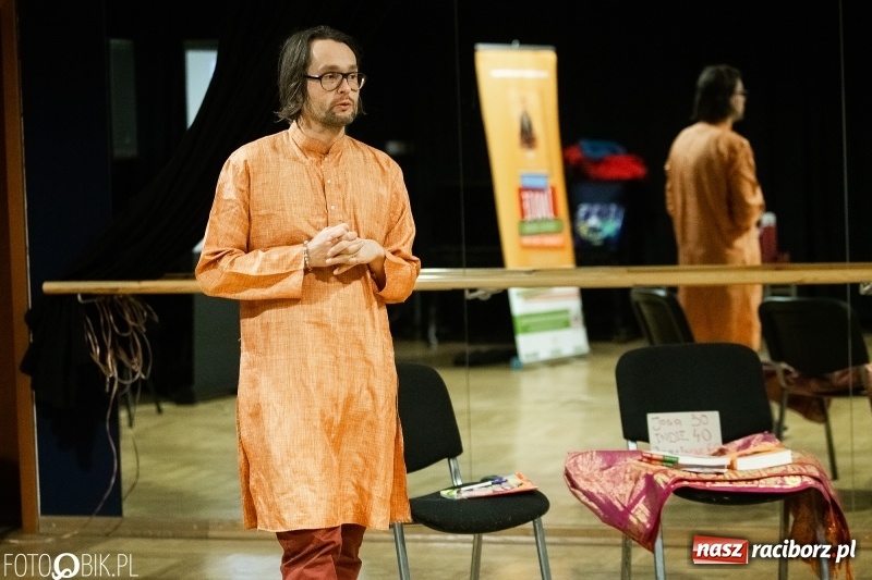 Zdjęcie w galerii na portalu naszraciborz.pl: Spotkanie i warsztaty z Joginem Śmiechu w RCK wiadomości z regionu