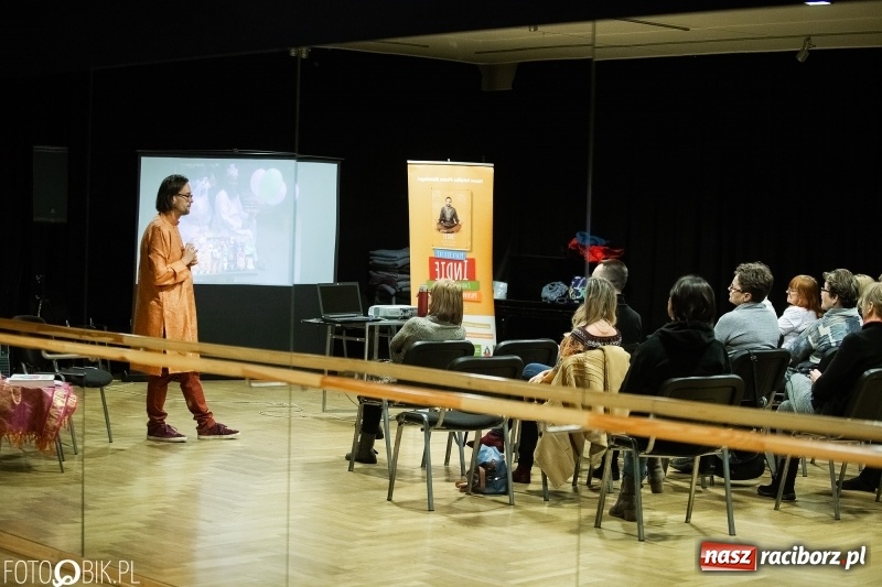 Zdjęcie w galerii na portalu naszraciborz.pl: Spotkanie i warsztaty z Joginem Śmiechu w RCK wiadomości z regionu