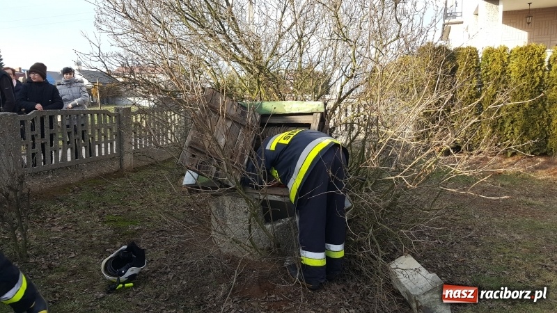 Zdjęcie w galerii na portalu naszraciborz.pl: Strażacy uratowali kota, który wpadł do studni. FOTO i WIDEO z akcji wiadomości z regionu
