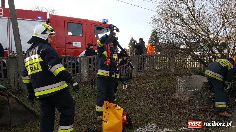 Zdjęcie w galerii na portalu naszraciborz.pl: Strażacy uratowali kota, który wpadł do studni. FOTO i WIDEO z akcji wiadomości z regionu