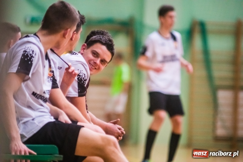 Zdjęcie w galerii na portalu naszraciborz.pl: HLPN: Geo-Punkt skosił Piękny Trawnik. Hitowy pojedynek dla Salonu Fryzjerskiego wiadomości z regionu