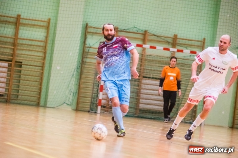 Zdjęcie w galerii na portalu naszraciborz.pl: HLPN: Geo-Punkt skosił Piękny Trawnik. Hitowy pojedynek dla Salonu Fryzjerskiego wiadomości z regionu