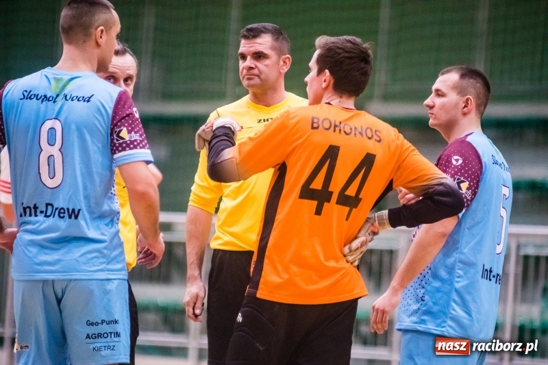 Zdjęcie w galerii na portalu naszraciborz.pl: HLPN: Geo-Punkt skosił Piękny Trawnik. Hitowy pojedynek dla Salonu Fryzjerskiego wiadomości z regionu