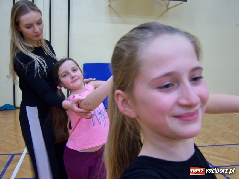 Zdjęcie w galerii na portalu naszraciborz.pl: Warsztaty tańca towarzyskiego dla dzieci w ramach XIII Karnawałowej Rewii Tańca wiadomości z regionu