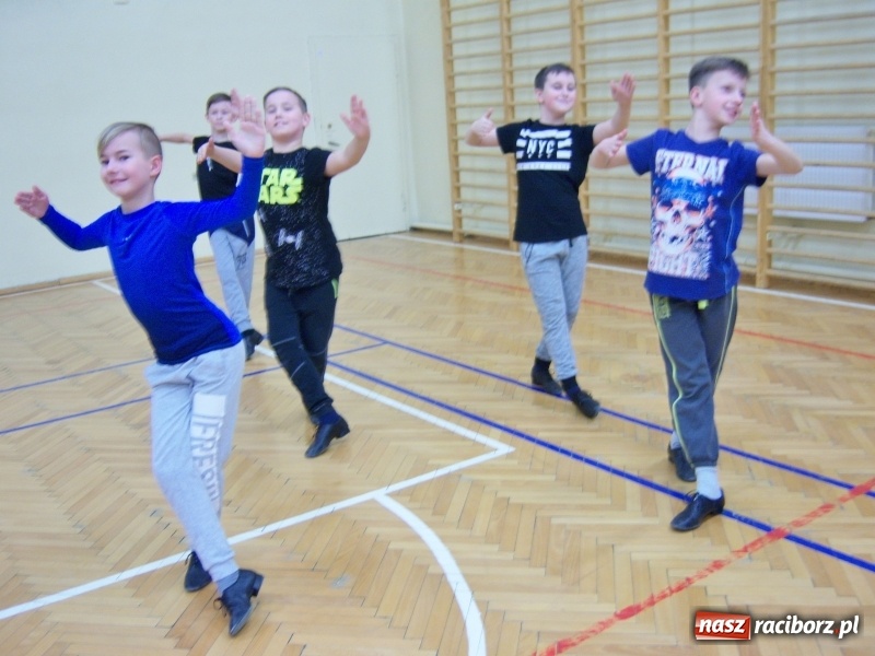 Zdjęcie w galerii na portalu naszraciborz.pl: Warsztaty tańca towarzyskiego dla dzieci w ramach XIII Karnawałowej Rewii Tańca wiadomości z regionu